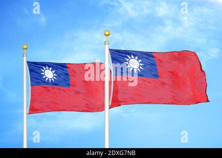 Taiwan zwei Flaggen auf Fahnenmasten und blauer Himmel Stockfoto