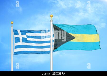 Griechenland und Bahamas zwei Flaggen auf Fahnenmasten und blauer Himmel Stockfoto