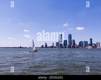 Segelboote im Hudson River mit Liberty Island im Hintergrund Warmer Sommertag Stockfoto