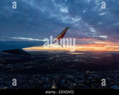 Wunderschöne Aussicht auf den Sonnenuntergang über Dallas, Texas am bewölkten Abend Stockfoto