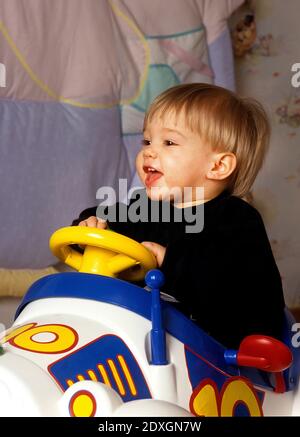 Kleines Mädchen spielt mit einem Spielzeugauto Stockfoto