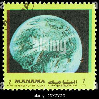 MOSKAU, RUSSLAND - 22. FEBRUAR 2019: Eine in Manama gedruckte Briefmarke zeigt Earth, Spaceflight Serie, um 1972 Stockfoto