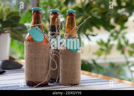 Eine Flasche köstlich aussehendes Craft-Bier auf einem Tisch, das darauf wartet, verzehrt zu werden. Stockfoto