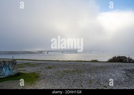 Eine Brücke im Nebel. Blauer Ozean und Nebel im Hintergrund. Bild von der Brücke, die Malmö, Schweden mit Kopenhagen, Dänemark verbindet Stockfoto