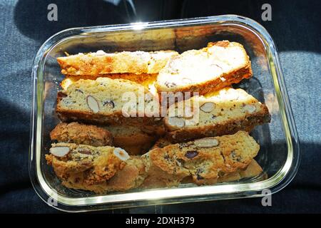 Nahaufnahme Schüssel mit Mandel Biscotti Cantucci, Keks Gebäck Der italienischen Backküche Stockfoto