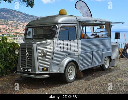 Klassischer Citroën-Van, der als Café im Park Funchal Madeira genutzt wird. Stockfoto