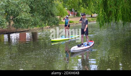 Junges Paar paddeln auf dem Fluss Ouse in Bedford. Stockfoto