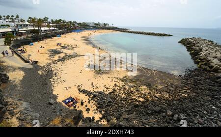 Mit Blick auf den künstlichen Flamingo Strand an Playa Blanca Lanzarote. Stockfoto