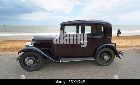 Classic 1933 Austin 10-4 Motor Car geparkt an der Strandpromenade. Stockfoto