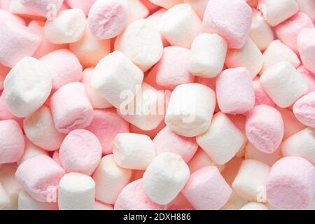 Mini Marshmallows von weißen und hellrosa Farben. Selektiver Fokus. Draufsicht. Stockfoto