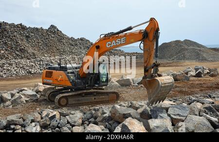 Digger Bewegen von großen Felsbrocken auf der Baustelle. Stockfoto