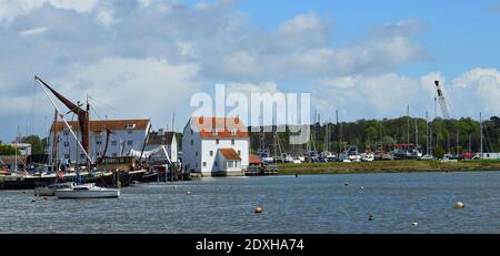 Panorama des Flusses Deben bei Woodbridge mit Gezeitenmühle und Booten. Stockfoto