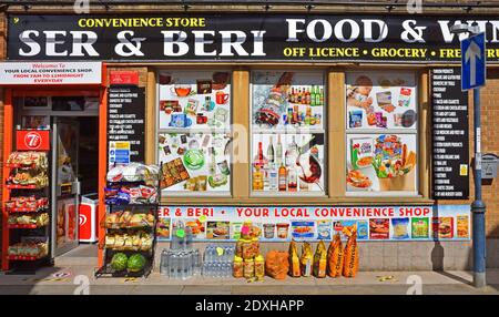 Convenience Store Front mit Werbung und produzieren auf dem Bürgersteig. Stockfoto