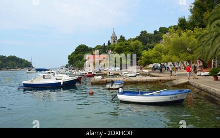 Cavtat Hafen mit kleinen Booten und Kirche. Stockfoto