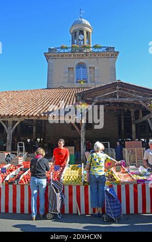 Shopper kaufen Obst in der hisotric Covered Market in Revel Languedoc Roussillon Frankreich Stockfoto