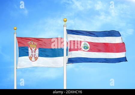 Serbien und Costa Rica zwei Flaggen auf Fahnenmasten und blau Himmel Stockfoto