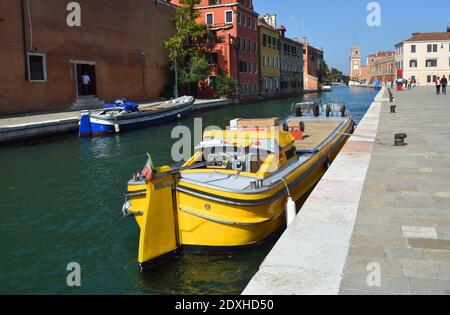 DHL Lieferung Boot auf dem Rio dell Arsenale Venedig Italien vertäut. Stockfoto
