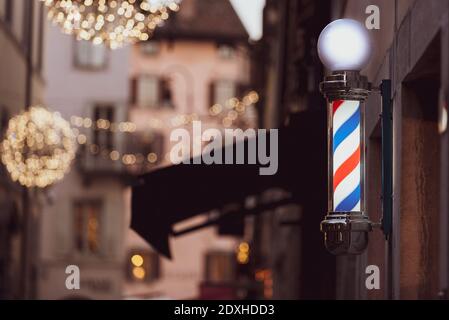 Friseurladen Stange und Weihnachtsbeleuchtung in Udine Stadt, Friaul Julisch Venetien, Italien. Stockfoto