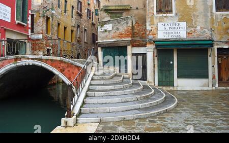 Parochia San Casson Quadrat mit Brücke Ponte De La Chiesa San Polo Sestiere Bezirk Venedig Veneto Italien Stockfoto