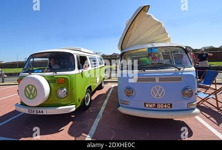 Zwei Classic VW Camper Vans in Seaside Parkplatz geparkt. Stockfoto