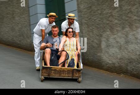 Funchal Madeira Pärchen, die den Korb bergab fahren. Stockfoto