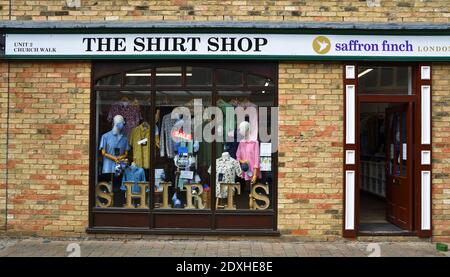 Hemdfenster mit farbenfrohem Schaufenster. Stockfoto