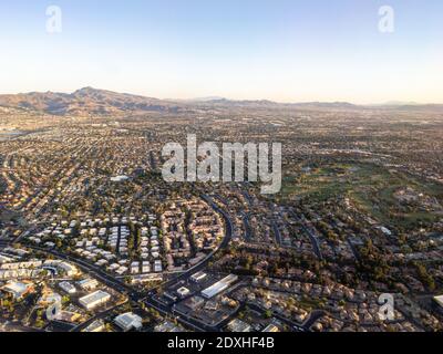 Luftaufnahme des Wohngebiets und des Golfplatzes von Las Vegas, Nevada mit klarem Himmel Stockfoto