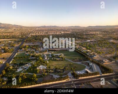 Luftaufnahme von Wohngebiet und Park von Las Vegas, Nevada mit klarem Himmel Stockfoto