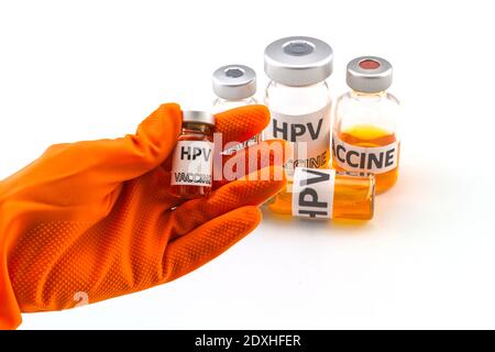 Flaschenimpfstoff des HPV-Impfstoffs (Human Papillomavirus) auf weißem Hintergrund Stockfoto