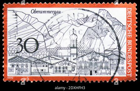 MOSKAU, RUSSLAND - 30. MÄRZ 2019: Eine in Deutschland gedruckte Briefmarke zeigt Oberammergau, Tourismus Serie, um 1970 Stockfoto