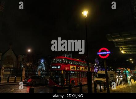 London, Großbritannien. Dezember 2020. Fahrzeuge fahren am 23. Dezember 2020 an einer U-Bahn-Station in London, Großbritannien, vorbei. Der britische Gesundheitsminister Matt Hancock kündigte am Mittwoch an, dass weitere Gebiete im Osten und Südosten Englands in Tier-4-Beschränkungen, der höchsten Stufe, eingestuft werden, während er aufdeckt, dass in Großbritannien zwei Fälle einer weiteren neuen Variante des neuartigen Coronavirus identifiziert wurden. Quelle: Han Yan/Xinhua/Alamy Live News Stockfoto