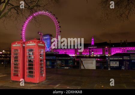 London, Großbritannien. Dezember 2020. Das am 23. Dezember 2020 aufgenommene Foto zeigt das London Eye in London, Großbritannien. Der britische Gesundheitsminister Matt Hancock kündigte am Mittwoch an, dass weitere Gebiete im Osten und Südosten Englands in Tier-4-Beschränkungen, der höchsten Stufe, eingestuft werden, während er aufdeckt, dass in Großbritannien zwei Fälle einer weiteren neuen Variante des neuartigen Coronavirus identifiziert wurden. Quelle: Han Yan/Xinhua/Alamy Live News Stockfoto