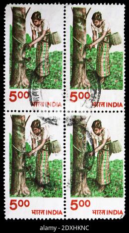 MOSKAU, RUSSLAND - 23. MÄRZ 2019: Vier Briefmarke gedruckt in Indien zeigt Rubber Tapping, Agriculture Serie, um 1980 Stockfoto