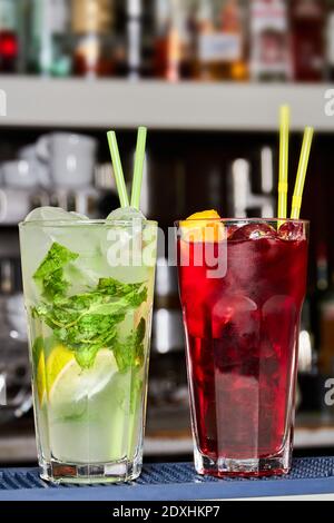 Alkoholische Cocktails an der Bar. Cherry Long Island Eistee und Mojito. Stockfoto