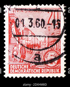 MOSKAU, RUSSLAND - 23. MÄRZ 2019: Briefmarke gedruckt in Deutschland, Demokratische Republik zeigt Berlin Stalin-Avenue, Fünfjahresplan Serie, um 1957 Stockfoto