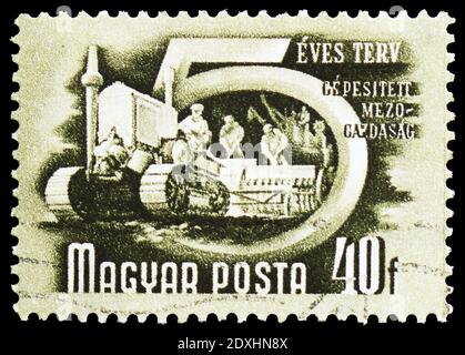 MOSKAU, RUSSLAND - 23. MÄRZ 2019: Briefmarke gedruckt in Ungarn zeigt mechanisierte Landwirtschaft, Fünfjahresplan Serie, um 1950 Stockfoto
