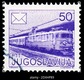 MOSKAU, RUSSLAND - 23. MÄRZ 2019: Briefmarke gedruckt in Jugoslawien zeigt Zug, Postal Services Serie, um 1986 Stockfoto