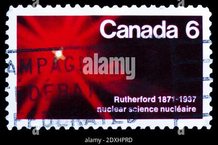 MOSKAU, RUSSLAND - 23. MÄRZ 2019: Die in Kanada gedruckte Briefmarke zeigt 'das Atom' (Rutherford 1871-1937), Geburtsjahrfeier von Lord Rutherford (Wissenschaftler Stockfoto