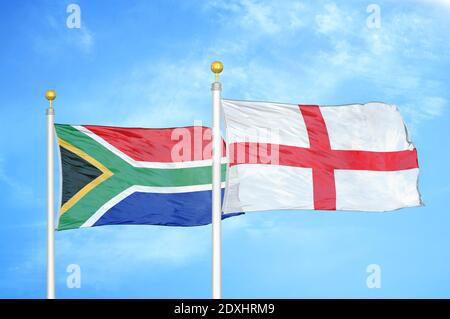 Südafrika und England zwei Flaggen auf Fahnenmasten und blau Himmel Stockfoto