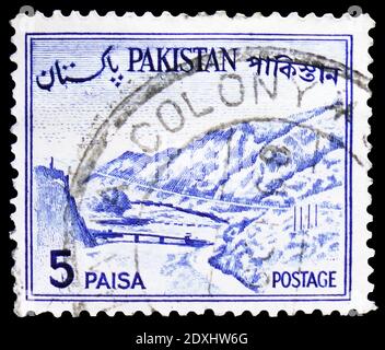 MOSKAU, RUSSLAND - 23. MÄRZ 2019: Briefmarke gedruckt in Pakistan zeigt Khyber Pass, Country Views Serie, um 1963 Stockfoto