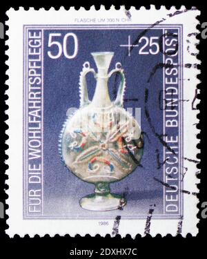 MOSKAU, RUSSLAND - 23. MÄRZ 2019: Briefmarke gedruckt in Deutschland, Bundesrepublik zeigt Ornamental Flask, 300 n. Chr., Wohlfahrt: Glaswaren Serie, um Stockfoto