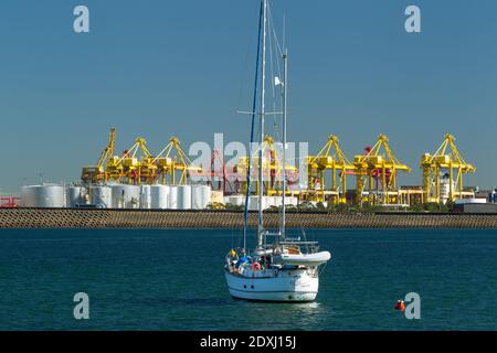 Port Botany an der Botany Bay in Sydney, Australien, gesehen über Yarra Bay vom Frenchmans Beach in La Perouse. Stockfoto