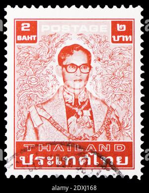 MOSKAU, RUSSLAND - 23. MÄRZ 2019: In Thailand gedruckte Briefmarke zeigt König Bhumibol Adulyadej (1980-1991), Serie, um 1986 Stockfoto