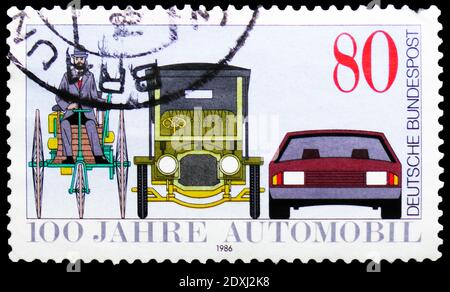MOSKAU, RUSSLAND - 23. MÄRZ 2019: Briefmarke gedruckt in Deutschland, Bundesrepublik zeigt frühe und moderne Autos, 100 Jahre Automobilserie, um 1 Stockfoto
