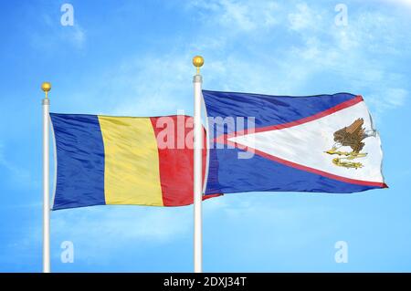 Rumänien und Amerikanisch Samoa zwei Flaggen auf Fahnenmasten und blau Himmel Stockfoto