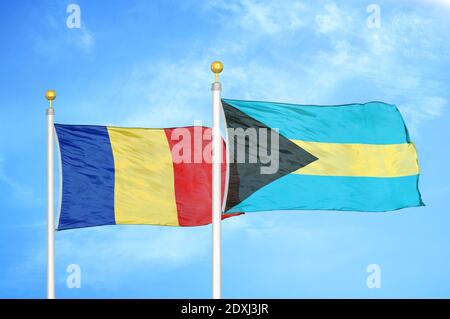 Rumänien und Bahamas zwei Flaggen auf Fahnenmasten und blauer Himmel Stockfoto