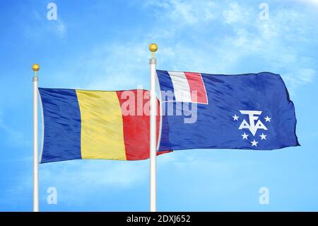 Rumänien und Französisch Süd-und Antarktis landet zwei Flaggen auf Fahnenmasten Stockfoto