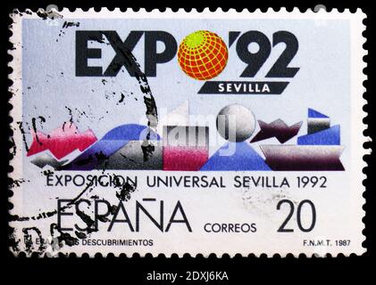 MOSKAU, RUSSLAND - 23. MÄRZ 2019: Briefmarke gedruckt in Spanien zeigt EXPO 92, das Zeitalter der Entdeckungen, Serie, um 1987 Stockfoto