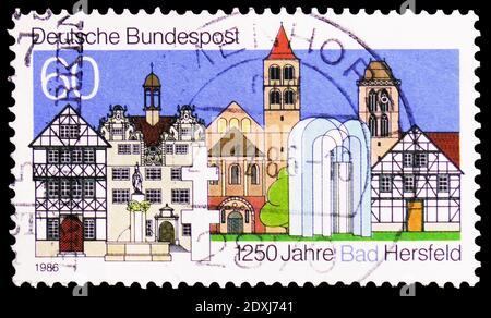 MOSKAU, RUSSLAND - 23. MÄRZ 2019: Briefmarke gedruckt in Deutschland, Bundesrepublik zeigt Stadtgebäude, Bad Hersfeld Serie, um 1986 Stockfoto