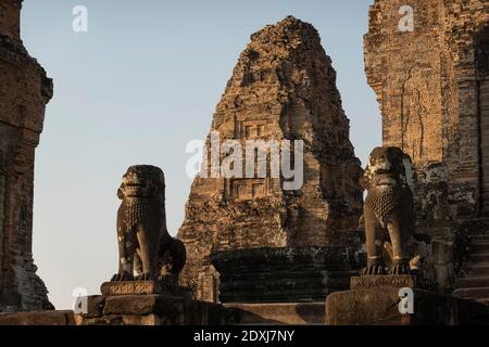 Löwenstatuen, die die Stufen des Ta Som Tempels bewachen Stockfoto